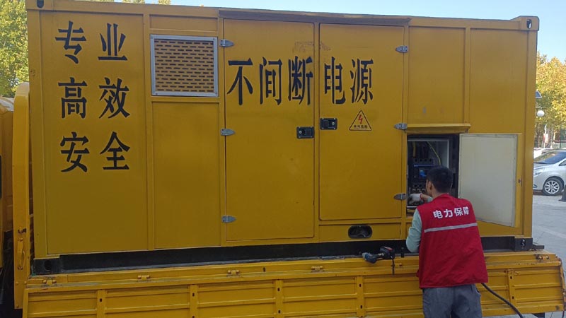 轵城镇柴油发电机组和UPS电源配合使用时，如何避免切换过程中的电力中断？